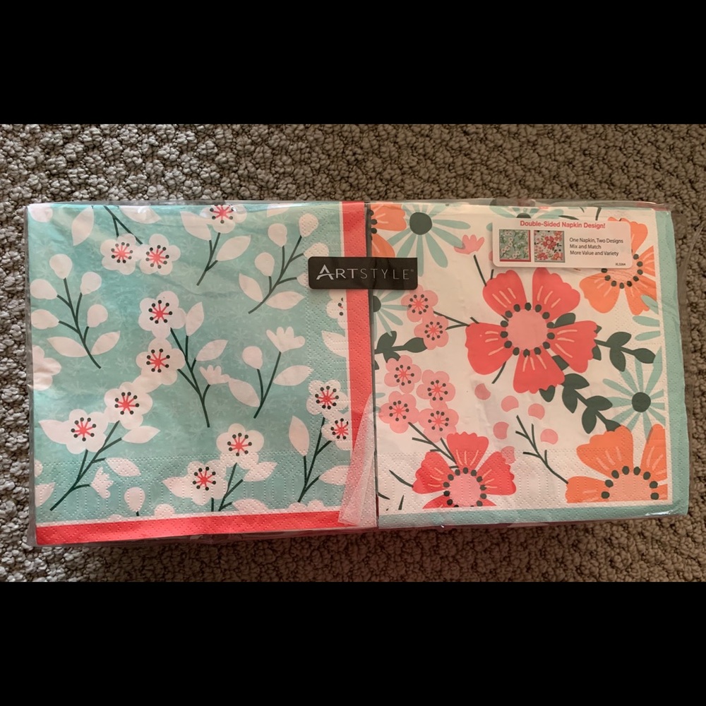 Set of 2 floral guest napkins